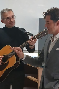 David Bisbal visita y actúa por sorpresa en el Hospital HM Madrid Río