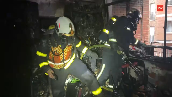 Cinco vecinos resultan afectados por un incendio en un piso de Móstoles