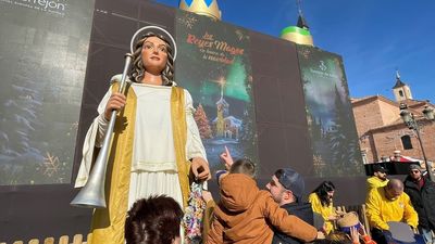 El ángel Raguel recoge este viernes en Torrejón de Ardoz chupetes de niños para los Reyes Magos