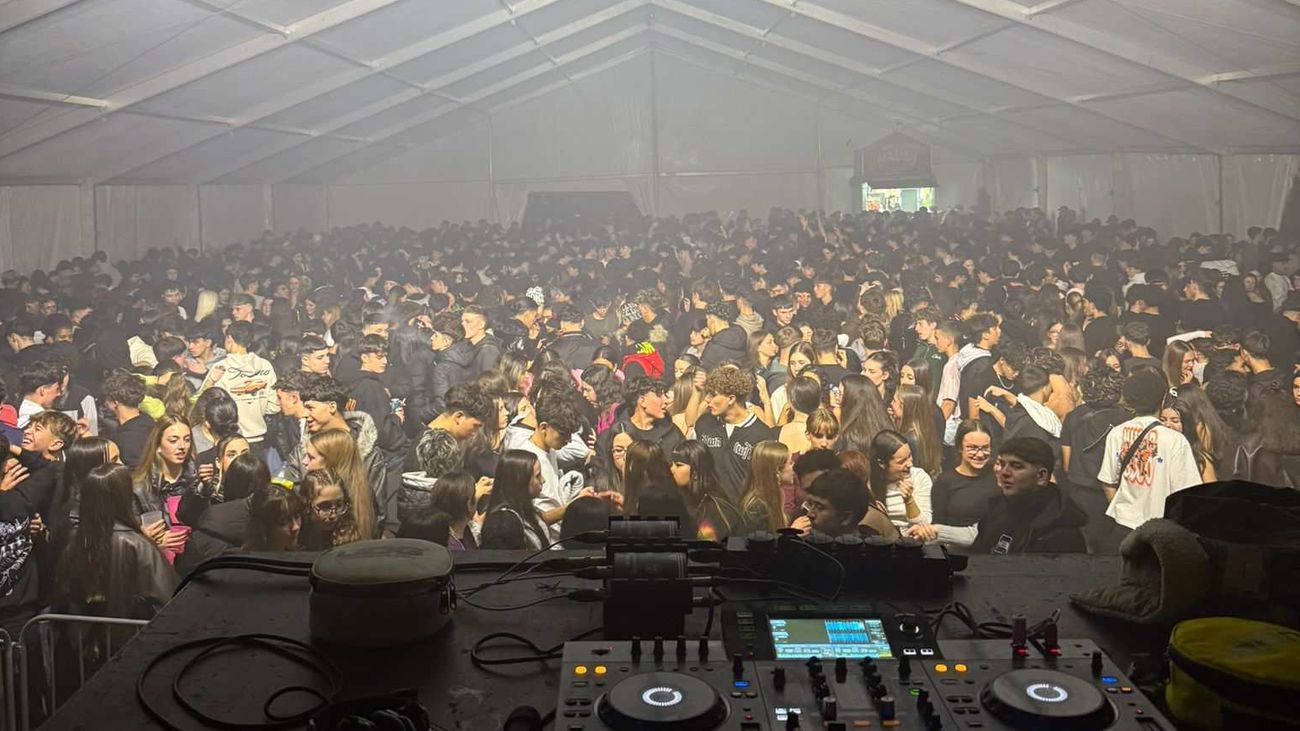 Jóvenes disfrutan de una fiesta bajo una carpa