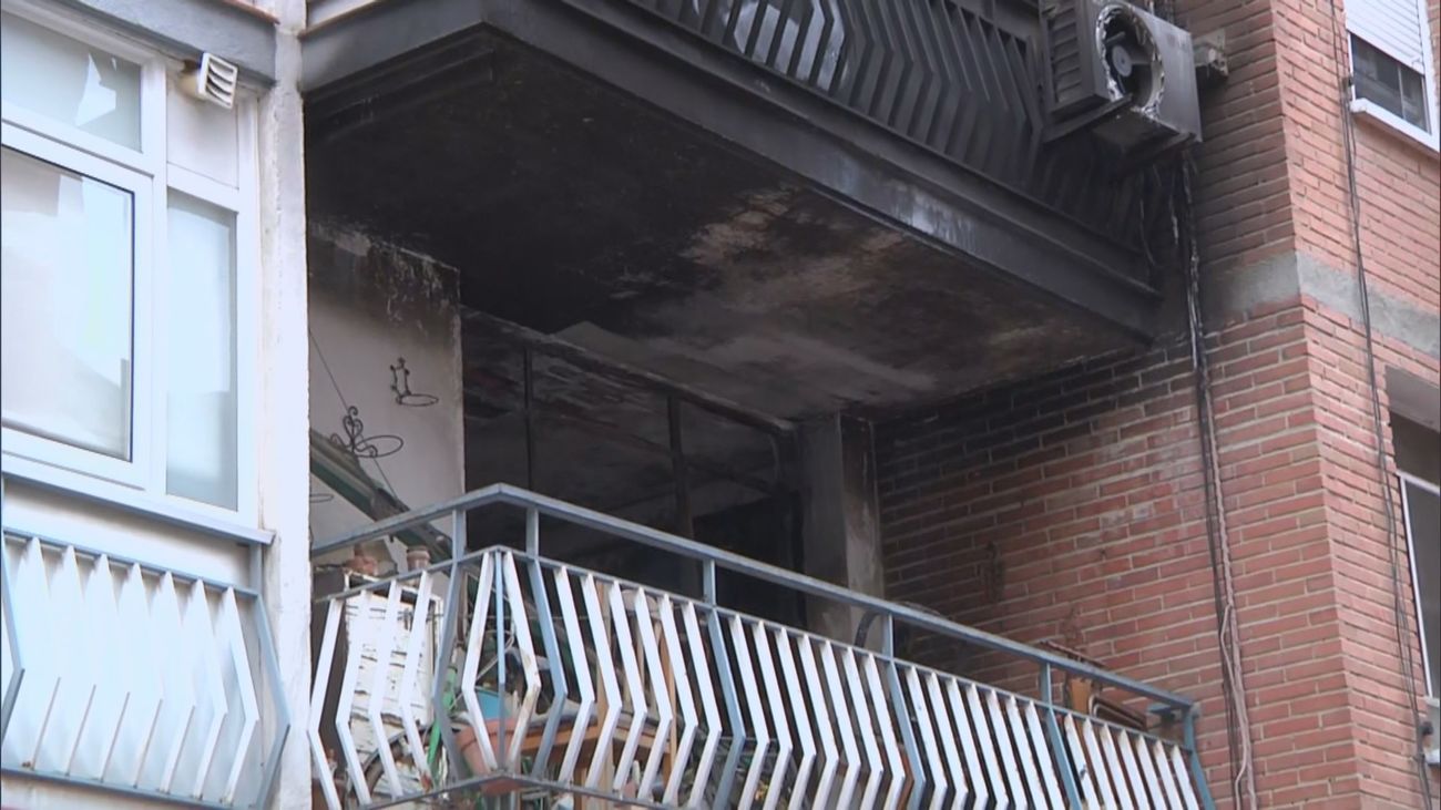 Los vecinos de la vivienda incendiada en Móstoles señalan como causa unas velas