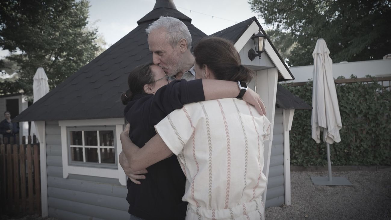 El emotivo reencuentro sorpresa entre las familias y los campistas