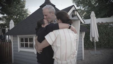 El emotivo reencuentro sorpresa entre las familias y los campistas