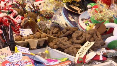 Los puestos de la Plaza Mayor se llenan de inocentadas para el 28 de diciembre