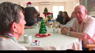 Madrid impulsa el programa 'Conectando Navidades' para combatir la soledad de las personas mayores