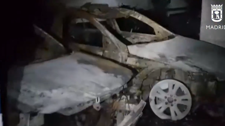 Video: 6 coches y una moto quedan calcinados en Latina