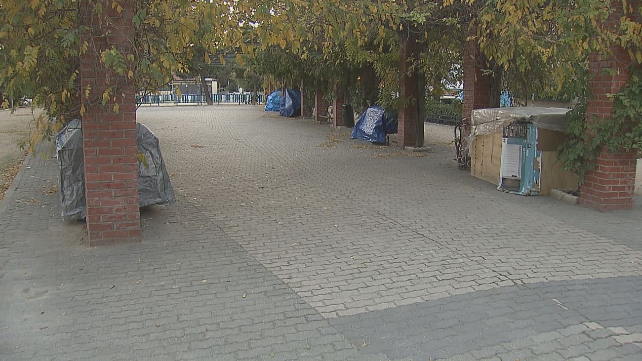 Un asentamiento chabolista en un parque de Retiro trae de cabeza a los vecinos: "La gente se asusta y no baja"