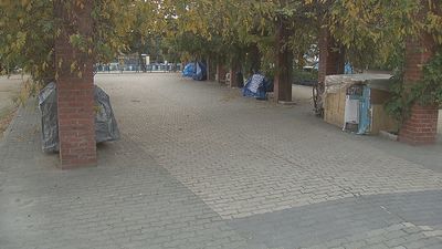 Un asentamiento chabolista en un parque de Retiro trae de cabeza a los vecinos: "La gente se asusta y no baja"