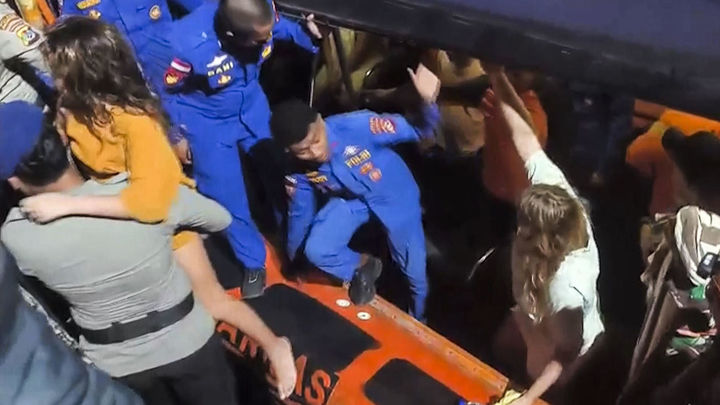 Equipos de rescate de Indonesia salvando a personas de un naufragio