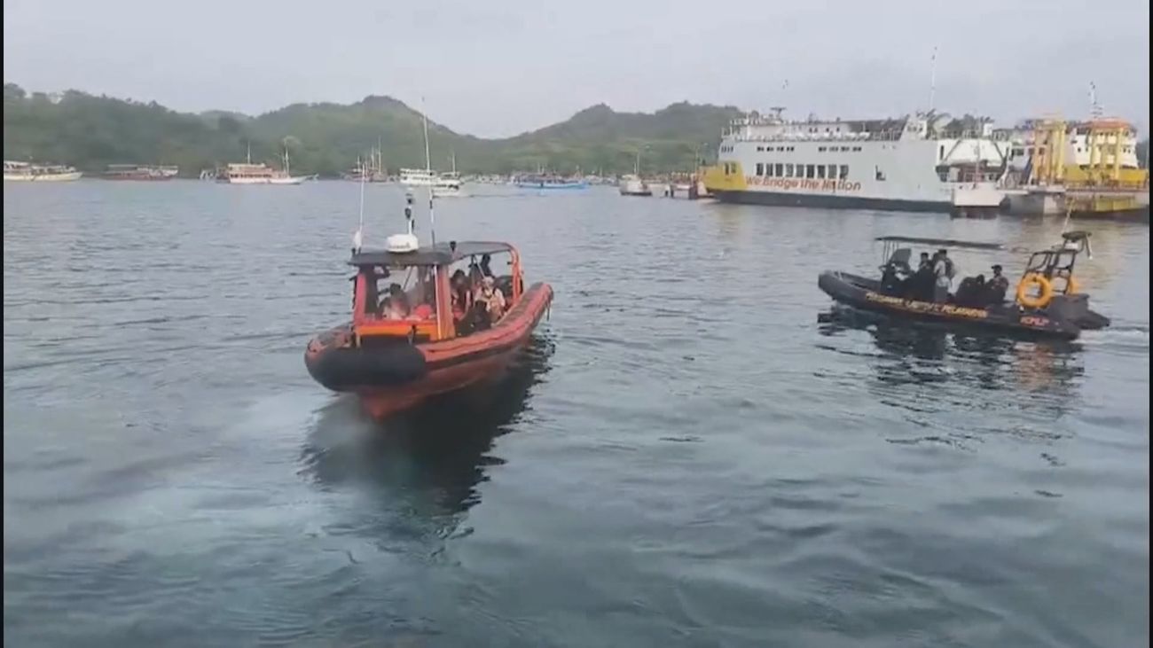 Indonesia reanudará este domingo la búsqueda de un padre español y sus tres hijos tras un naufragio