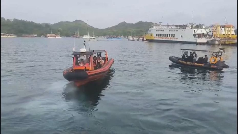 Indonesia reanudará este domingo la búsqueda de un padre español y sus tres hijos tras un naufragio