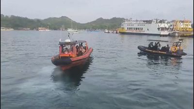 Indonesia reanudará este domingo la búsqueda de un padre español y sus tres hijos tras un naufragio