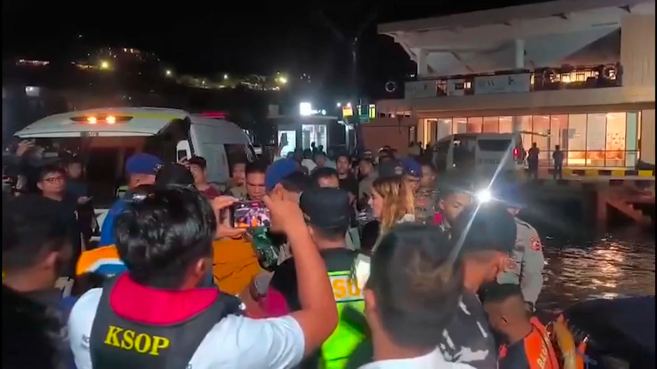 Indonesia reanudará este domingo la búsqueda de un padre español y sus tres hijos tras un naufragio