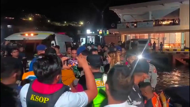 Indonesia reanudará este domingo la búsqueda de un padre español y sus tres hijos tras un naufragio