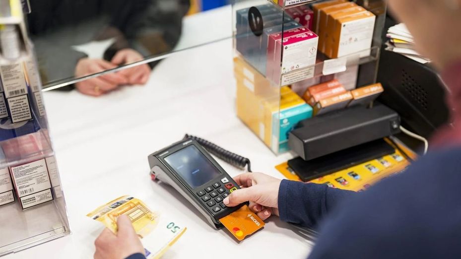 Más de la mitad de los españoles ya no paga en efectivo a diario