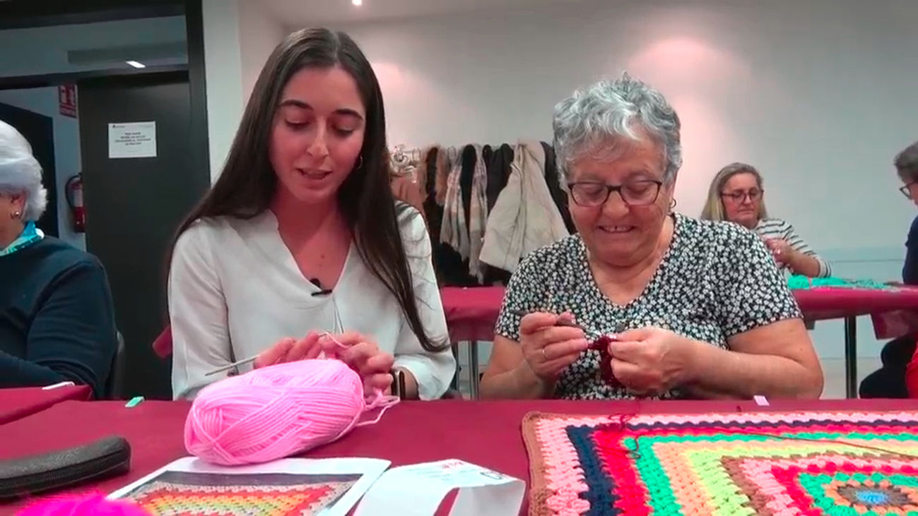 El ganchillo, un apoyo frente a la soledad en Alcalá de Henares