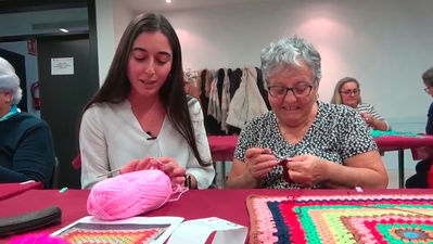 El ganchillo, un apoyo frente a la soledad en Alcalá de Henares