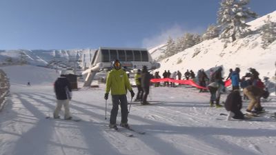 Los madrileños disfrutan de las nuevas pistas de Valdesquí: "La nieve está estupenda"