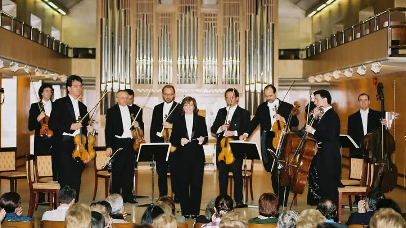 Formación de la Orquesta de Cámara Villa de Madrid durante un concierto