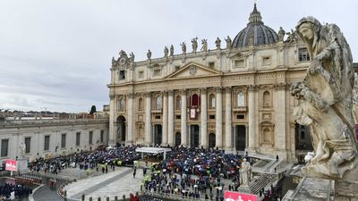 Almeida entrega al papa León XIV una talla de la Almudena y polvorones