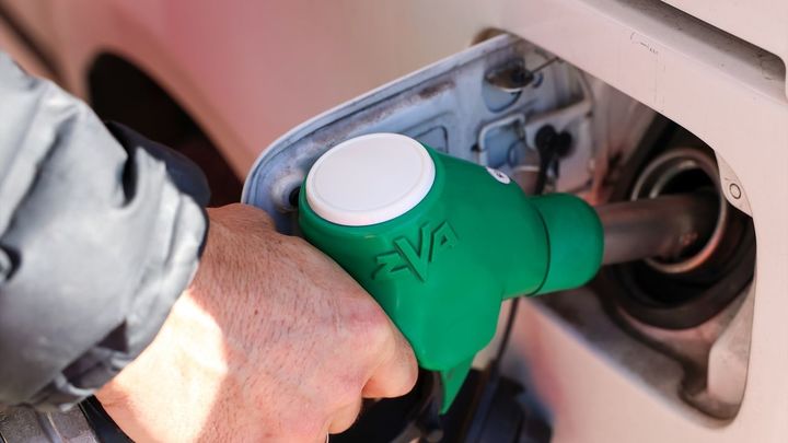 Una persona reposta en una gasolinera