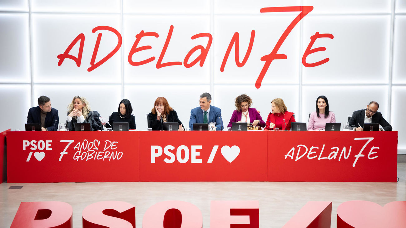 Personalidades de la cultura y la política piden al PSOE que proteja a las mujeres del partido