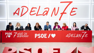 Personalidades de la cultura y la política piden al PSOE que proteja a las mujeres del partido