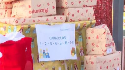 El Ayuntamiento de Madrid entrega regalos de Navidad a más de  100 menores del Centro de Emergencia Las Caracolas