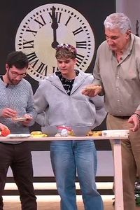 Pre-uvas delirantes en TeleMadrid: plátanos, mandarinas y mucho humor en el último programa del año