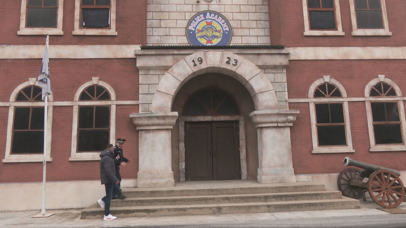 Tras más de 20 años, el Parque Warner Madrid dice adiós al espectáculo de ‘Loca Academia de Policía’