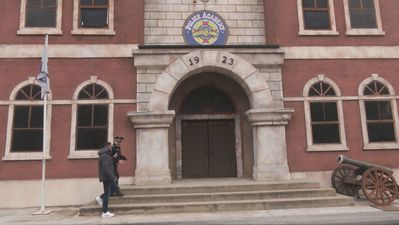 Tras más de 20 años, el Parque Warner Madrid dice adiós al espectáculo de ‘Loca Academia de Policía’