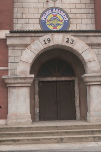 Tras más de 20 años, el Parque Warner Madrid dice adiós al espectáculo de ‘Loca Academia de Policía’