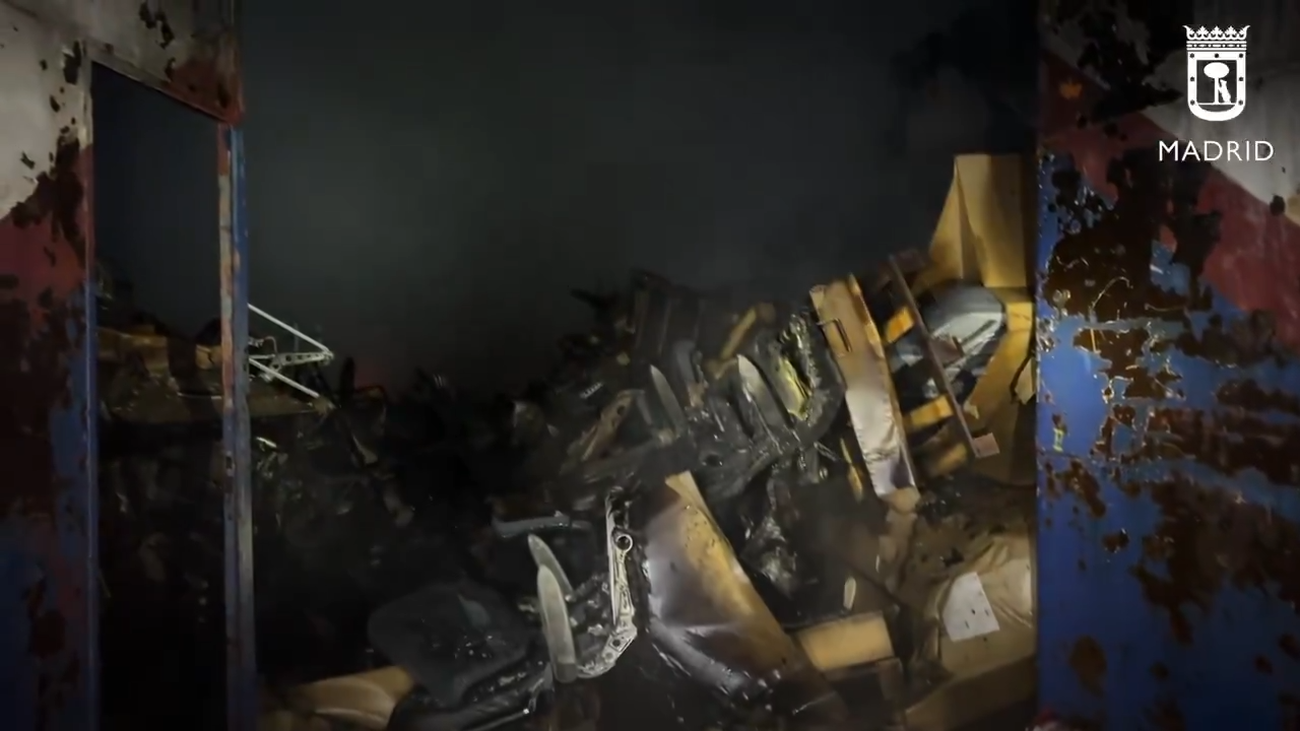 Un incendio afecta a varias naves industriales que almacenaban asientos de aviones en Vicálvaro