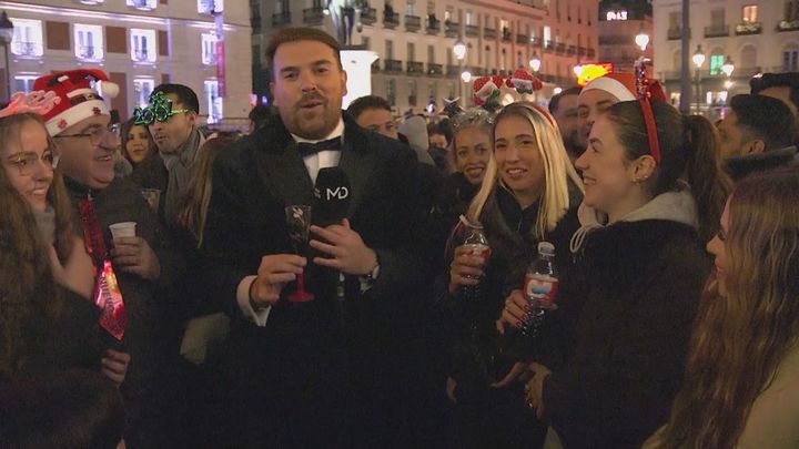 Esta es la imagen del ambiente de la Puerta del Sol tras las campanadas del 2026