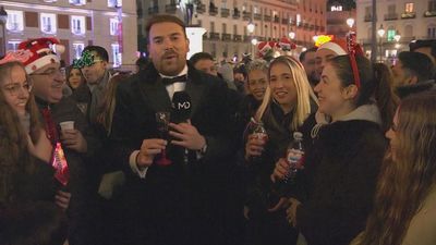 Esta es la imagen del ambiente de la Puerta del Sol tras las campanadas del 2026