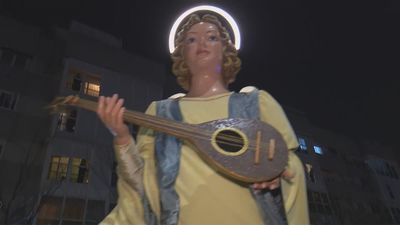 Ángeles Gigantes recorren las calles de Torrejón de Ardoz en un pasacalles mágico