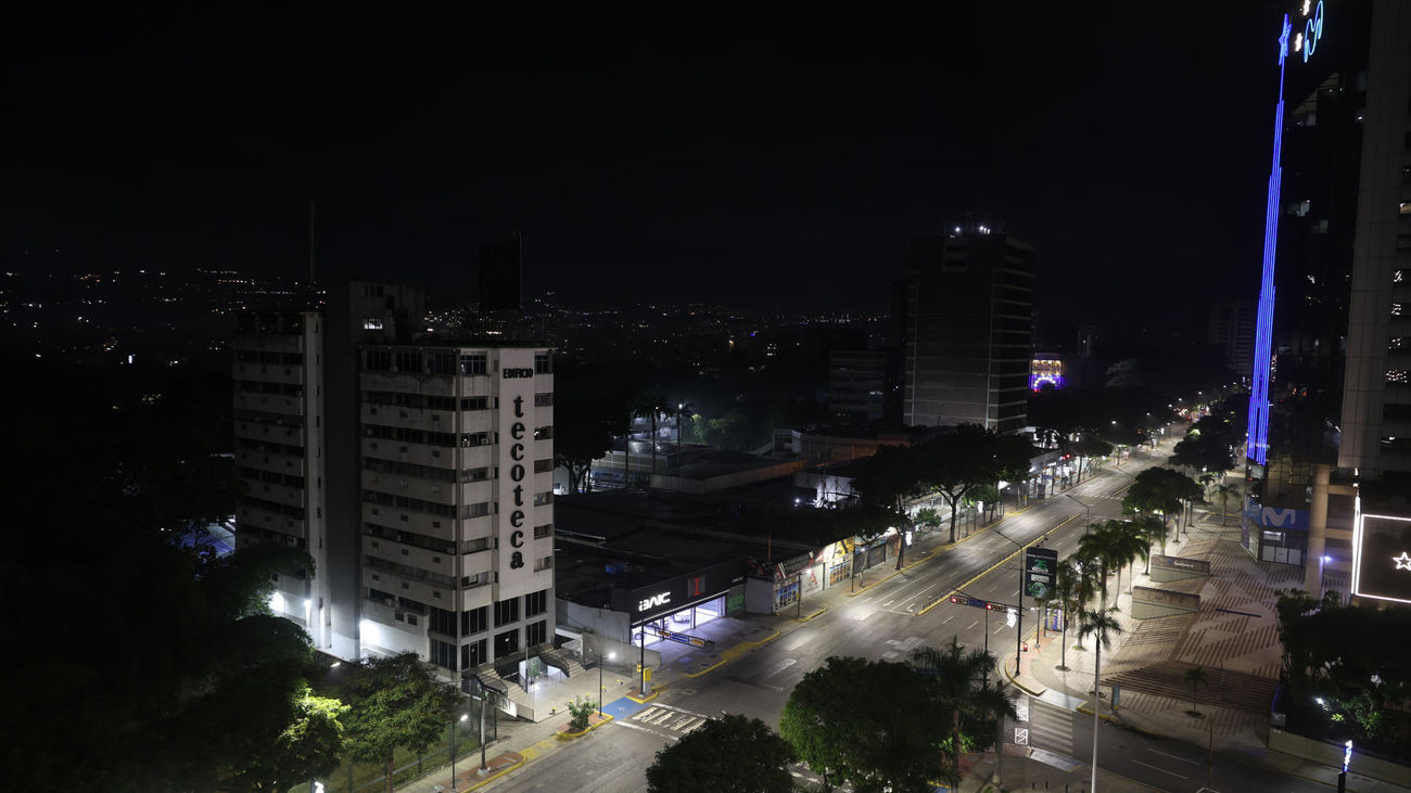 Vista de las calles de Caracas tras varias detonaciones y explosiones en la madrugada de este sábado