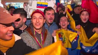 Los venezolanos de Madrid celebran en la Puerta del Sol la detención de Maduro