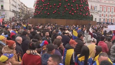 "Libertad, libertad": venezolanos celebran en Madrid la detención de Maduro