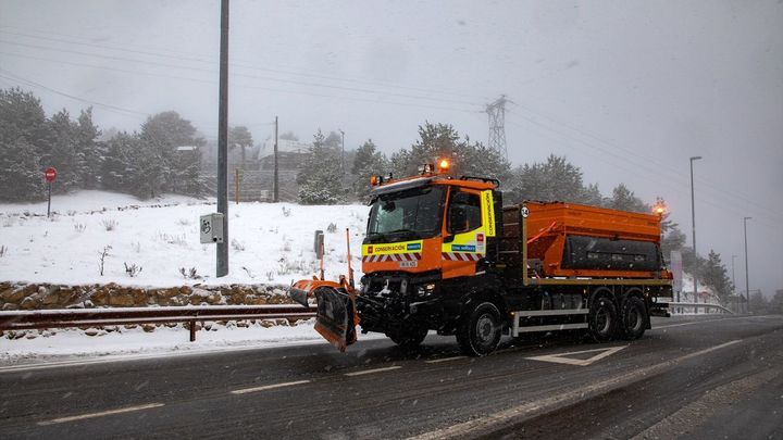 Transportes despliega 279 quitanieves para hacer frente a nevadas en Madrid y Cantabria