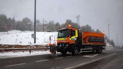 Transportes despliega 279 quitanieves para hacer frente a nevadas en Madrid y Cantabria