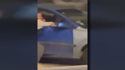 Detenida una conductora por arrastrar a un joven colgado de su coche en Aranjuez