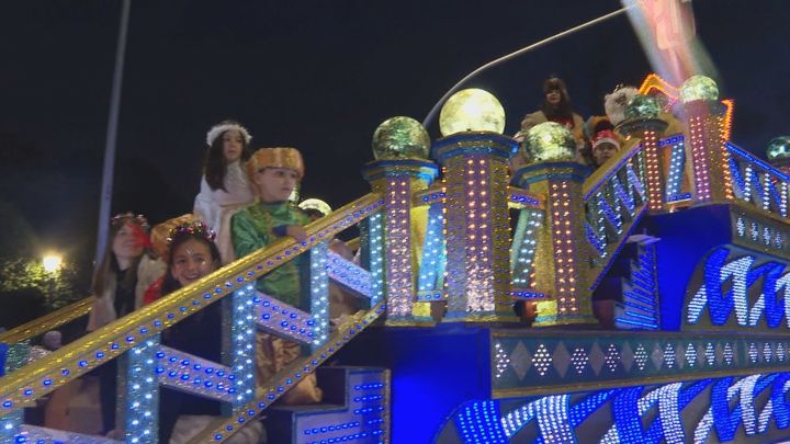 Los Reyes Magos adelantan la cabalgata y la ilusión en los barrios de Madrid