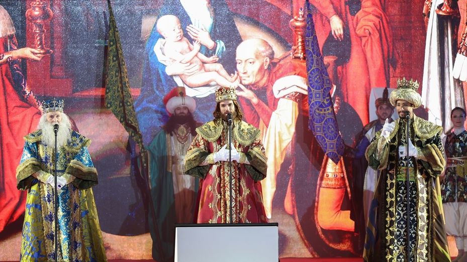 La ilusión por los Reyes Magos se impone al frío en la cabalgata de Madrid