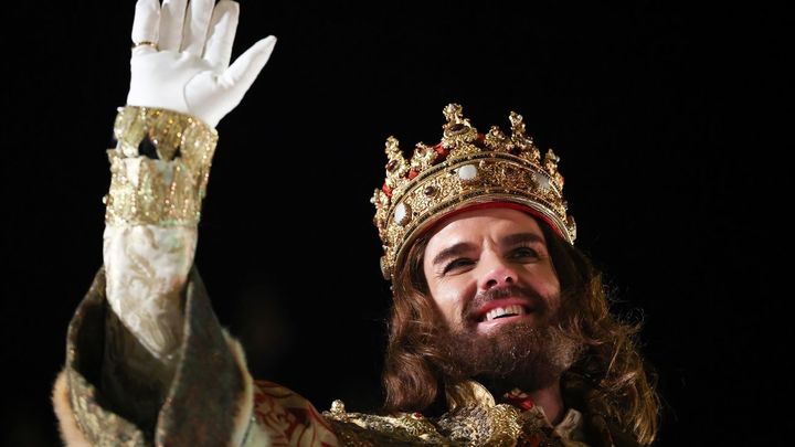 El Rey Gaspar saluda durante la Cabalgata de los Reyes Magos de Madrid / EUROPA PRESS