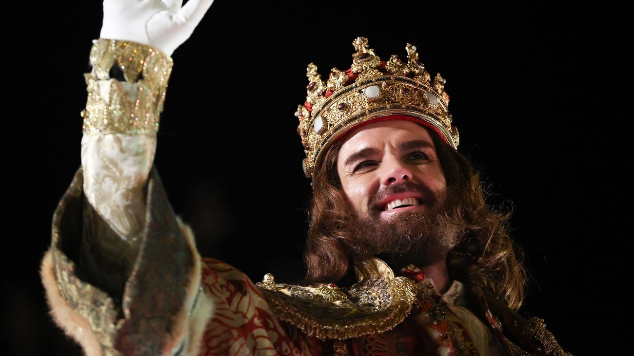 El Rey Gaspar saluda durante la Cabalgata de los Reyes Magos de Madrid