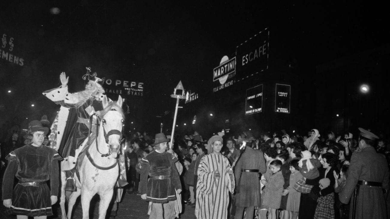 Celebración en el centro de Madrid de la cabalgata de los Reyes Magos de 1961