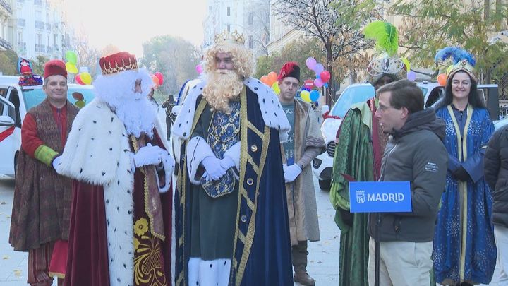 Los Reyes Magos cambian a los camellos por taxis y reparten ilusión a los niños del Gregorio Marañón