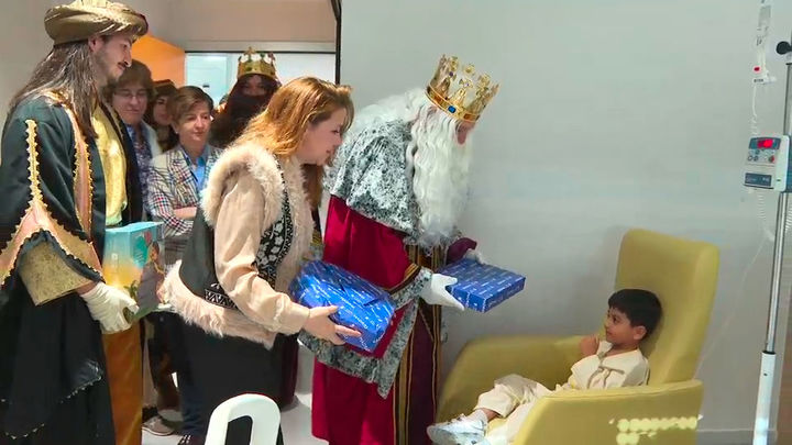La magia de los Reyes Magos llena de ilusión a los niños del Hospital 12 de Octubre