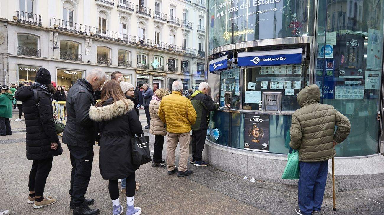 Gente comprando décimos de 'El Niño'